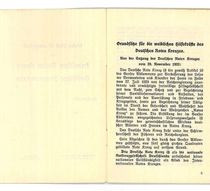 Eine aufgeschlagene Seite des "Ausweisbuch für weibliche Hilfskräfte des Deutschen Roten Kreuzes""