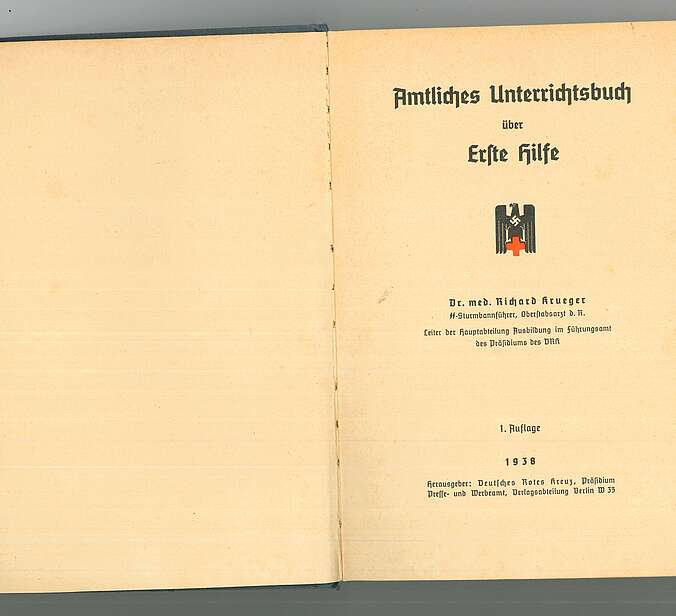 Eine aufgeschlagene Seite des Buchs "Amtlichen Unterrichtsbuch über erste Hilfe"